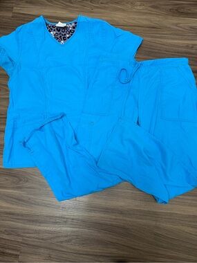 Scrubstar women sz S Bright Blue Scrub Shorts and Top Set